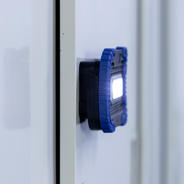 Фонарь прожекторный Westinghouse WF56-4LR6CB 8 Вт COB LED + 4xAA /LR6 в комплекте черный с синим