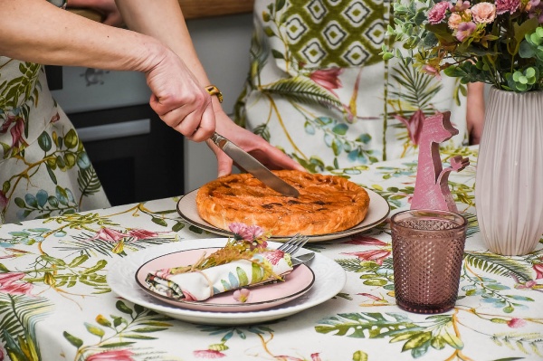 Скатерть Villa 136x220 см бежевый с рисунком Прованс 