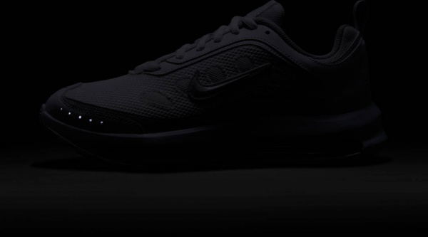 Кросівки Nike AIR MAX AP CU4870-102 р.40,5 білий