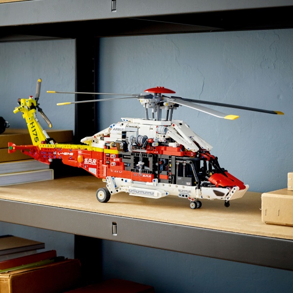 Конструктор LEGO Technic Рятувальний гелікоптер Airbus H175 42145