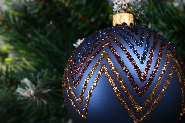 Елочная игрушка в форме шара геометрическим рисунком 8 см в ассортименте 