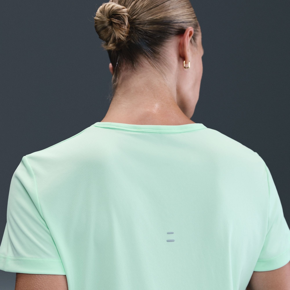 Майка Nike W NK TEMPO SWSH HBR DF SS TOP HV2772-353 р.XS зеленый