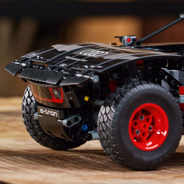 Конструктор LEGO Technic Audi RS Q e-tron 42160
