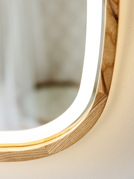 Зеркало со встроенной подсветкой Luxury Wood New Art Slim LED ясень натуральный 550x850 мм 