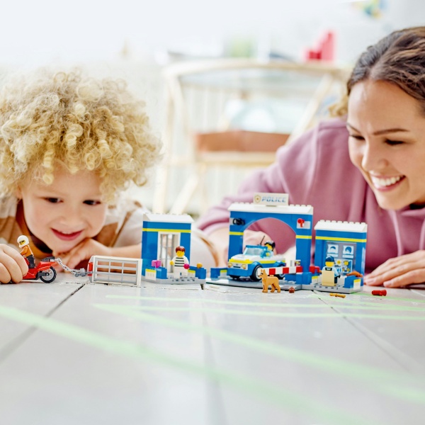 Конструктор LEGO City Переслідування на поліцейській дільниці 60370