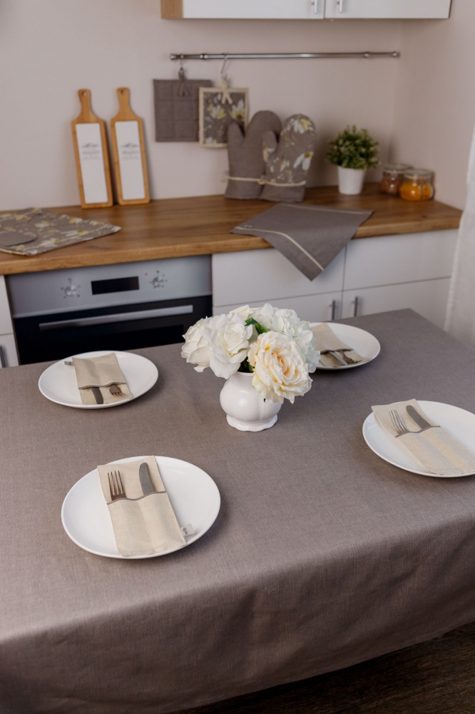 Скатерть Магнолия 133x133 см тауп La Nuit