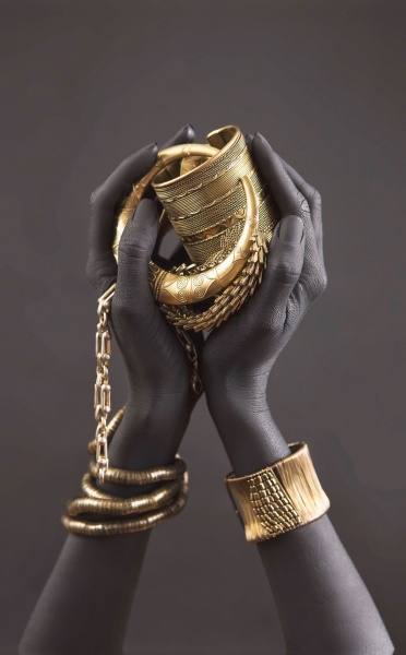 Репродукция Руки в золотых украшениях 50x80 см Арт Фемелі 