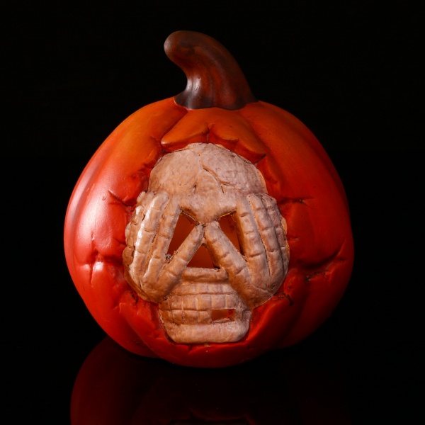 Декоративная фигура Тыква с черепом 140х140х160 мм