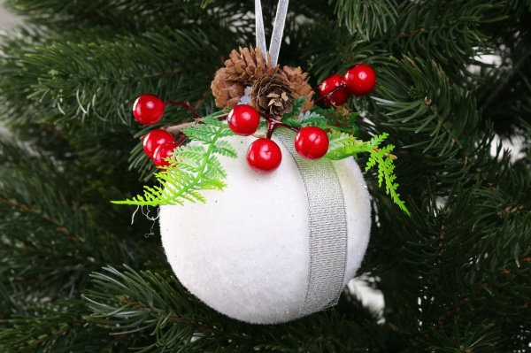 Шар новогодний с декором HF20H0110 d 100 мм белый