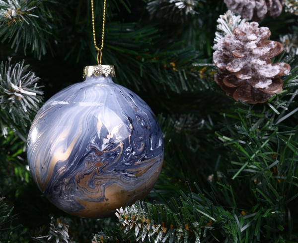 Елочная игрушка в форме шара с мраморным рисунком 8 см 