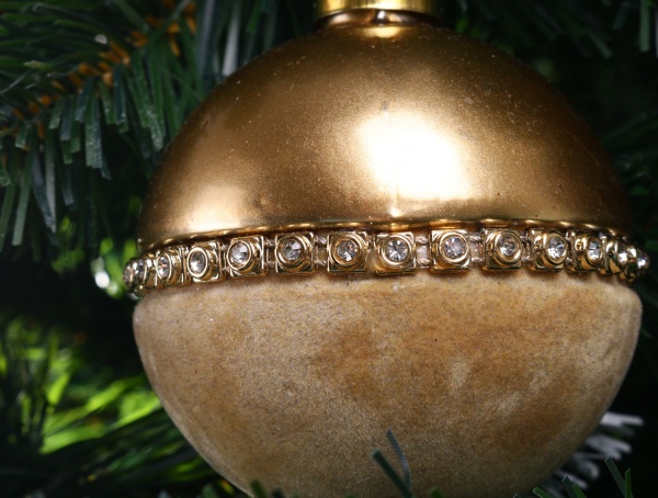 Елочная игрушка в форме шара с бусинами 8 см 