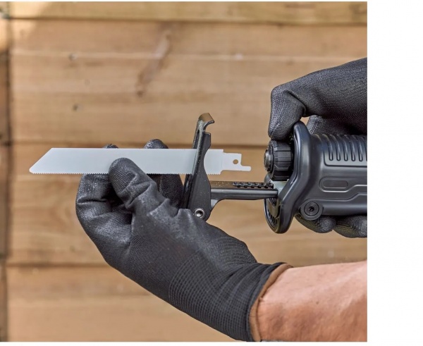 Пила шабельна Black+Decker BES301