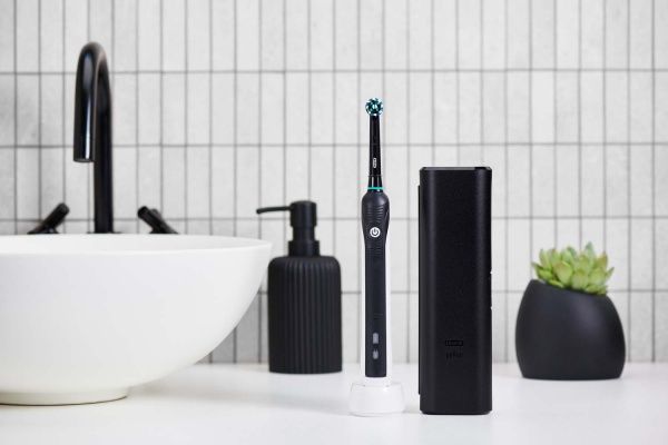 Электрическая зубная щетка Oral-B Pro 750 Черная