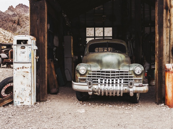 Репродукция Авто в гараже 60x80 см Арт Фемелі 