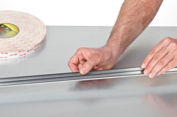 Двусторонняя сверхпрочная клейкая лента 3M VHB™ для сложных поверхностей 19 мм х 1,5 м белая