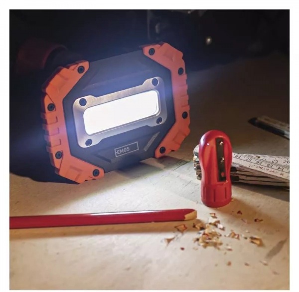 Фонарь прожекторный Emos 700Lm 3xAA P4113