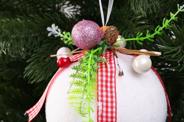 Шар новогодний с декором HF20H0212 d 120 мм белый