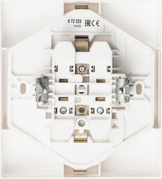 Розетка двойная с заземлением Legrand Etika 2Х2К+З со шторками белый