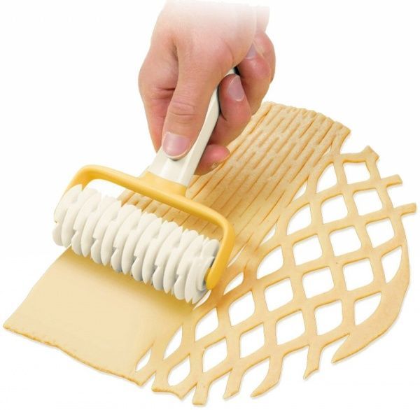 Ролик для нарізки тіста сіткою Delicia 630044 Tescoma