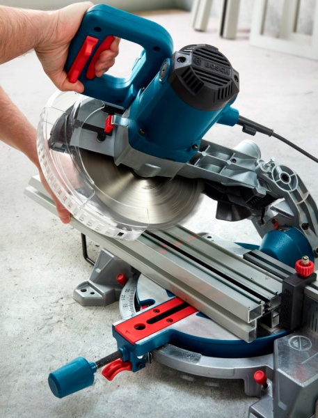 Пила торцовочная Bosch GCM 216 0601B33000