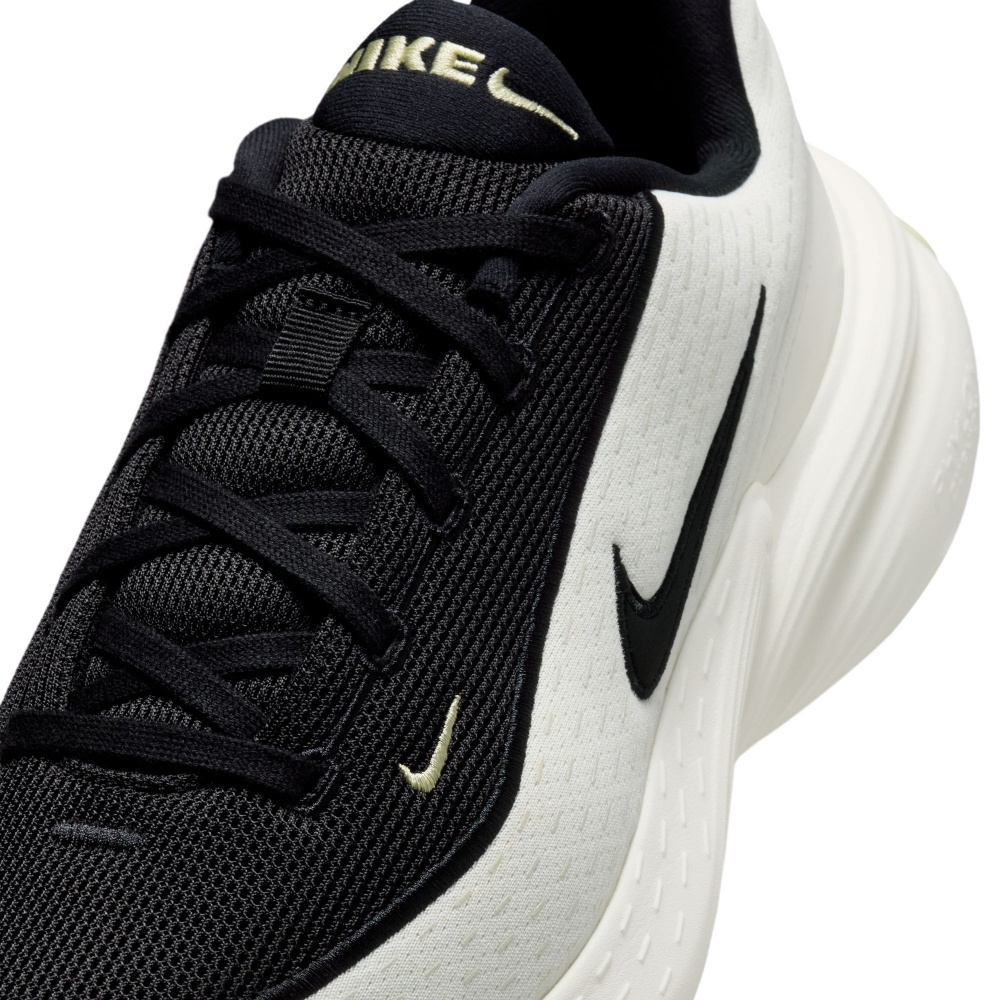Кросівки чоловічі демісезонні Nike Uplift SC IB2765-100 р.39 білі із чорним