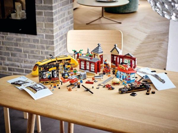Конструктор LEGO City Городская площадь 60271