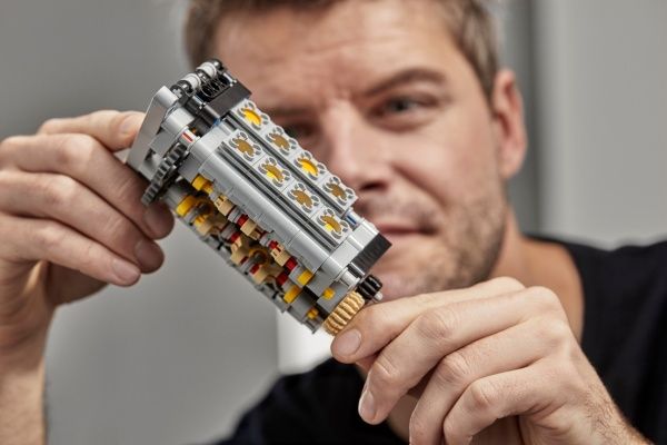 Конструктор LEGO Technic Bugatti Chiron 42083