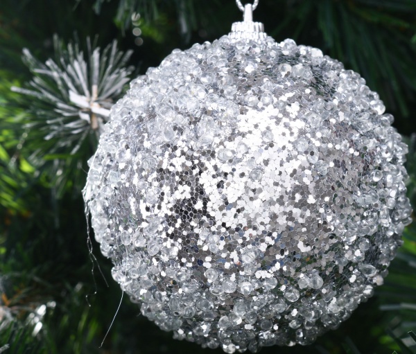 Елочная игрушка в форме шара серебряная 8 см 