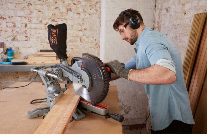 Пила торцювальна Black+Decker BES710