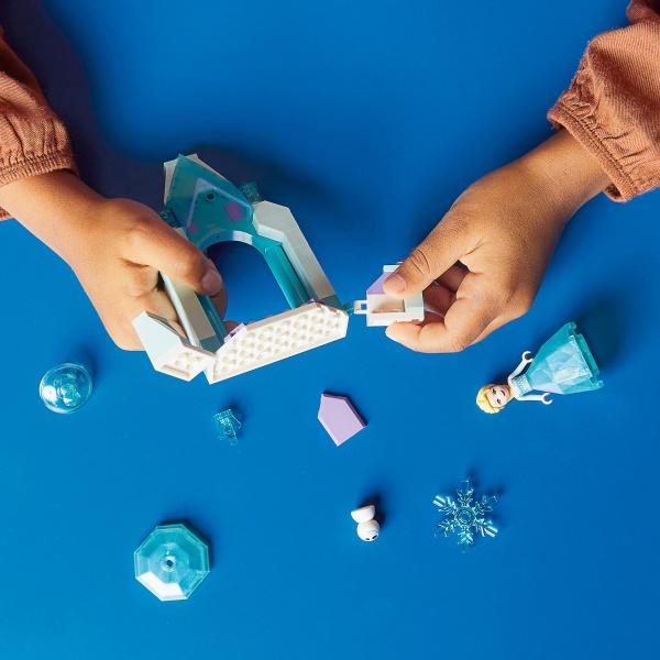 Конструктор LEGO Disney Princess Двор замка Эльзы 43199