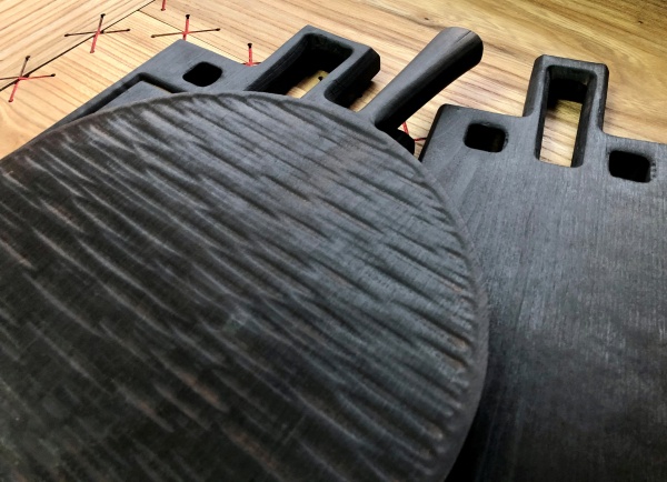 Дошка сервірувальна рел'єфна кругра з ручкою чорна Tarkus 