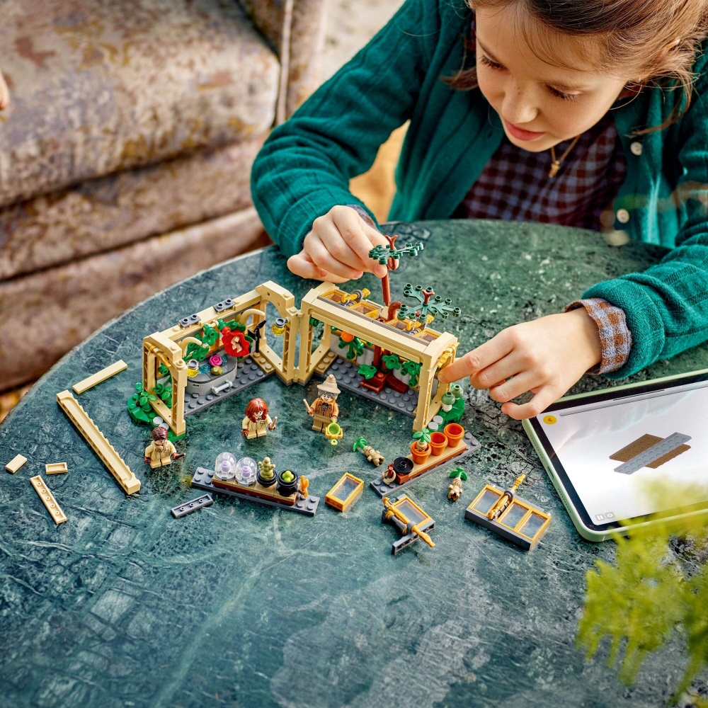 Конструктор LEGO Harry Potter Замок Гогвортс: урок гербології 76445