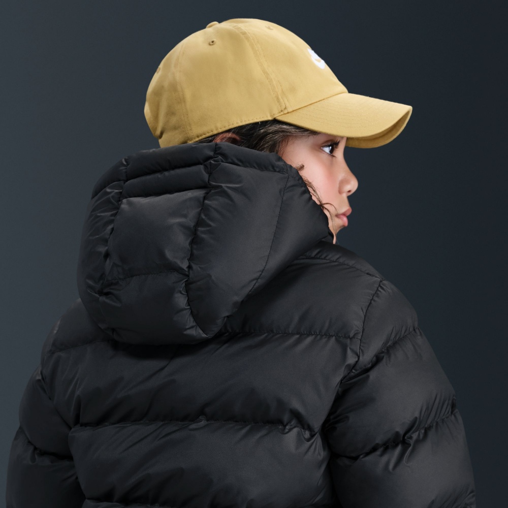 Куртка унисекс Nike Sportswear All Day Play Older Kids' Puffer Jacket р.146 черный HJ2722-010