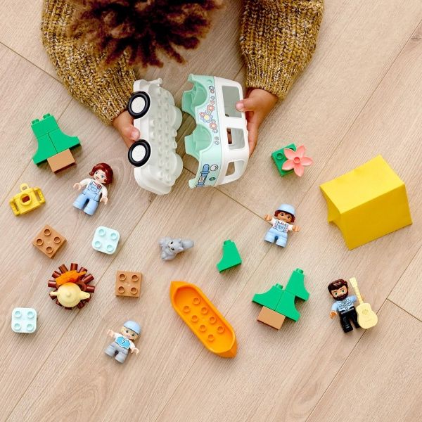 Конструктор LEGO DUPLO Сімейний кемпінг 10946