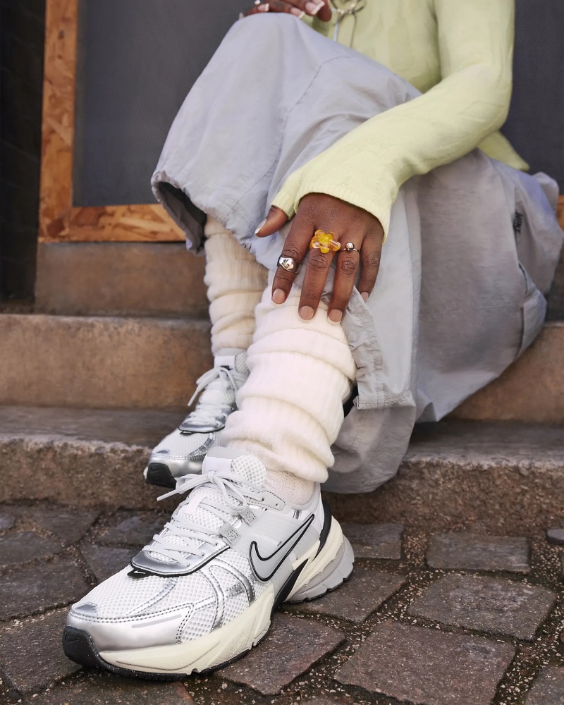 Кросівки жіночі демісезонні Nike V2K RUN FD0736-100 р.38,5 біло-сірі