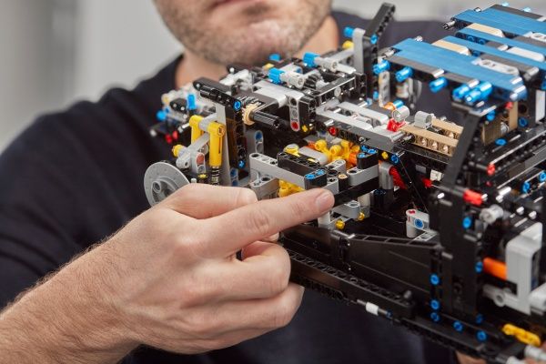 Конструктор LEGO Technic Bugatti Chiron 42083