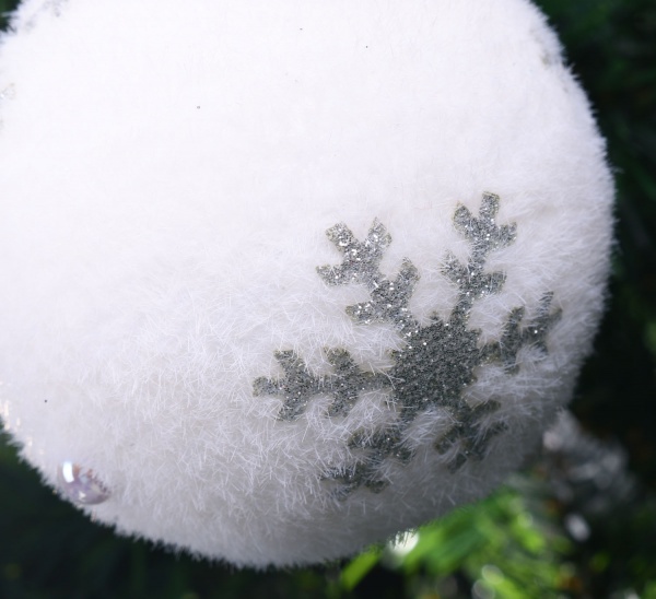 Шар новогодний Shunda пенопластиковый 100 мм бело-серебряный SDA213410WS