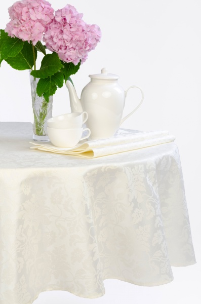 Скатерть Версаль 115-23/00 d140 молочный Эдельвика 