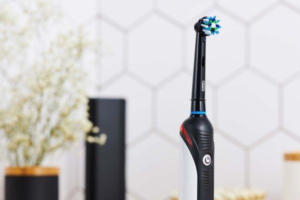 Электрическая зубная щетка Oral-B Pro 750 Черная