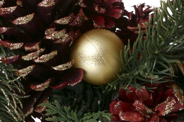 Венок новогодний с шишками, шариками и хвоей d330 мм E5167079 