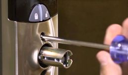 Как поменять замок в двери