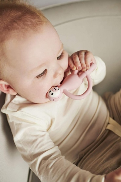 Прорезыватель Matchstick Monkey Свинка светло-розовая 11 см (MM-PG-001)