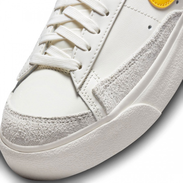 Кроссовки Nike NIKE BLAZER LOW PLATFORM DJ0292-111 р.36,5 белый