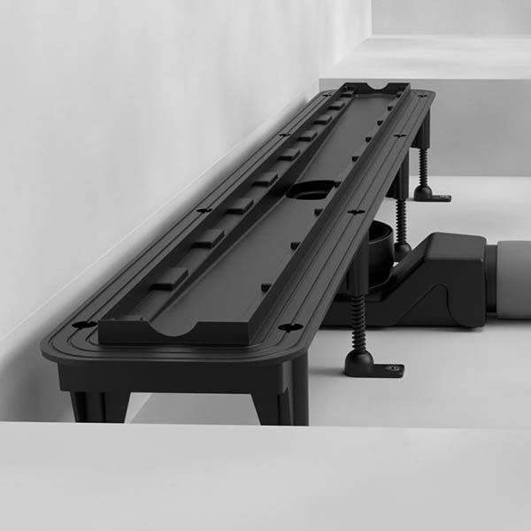 Линейный трап для душа Rhein с черной перфорированной накладкой из нержавеющей стали 850 мм.