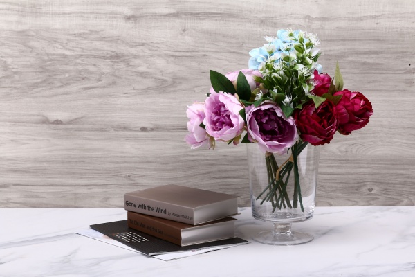 Ваза скляна прозора на ніжці H215D150 21,5 см 