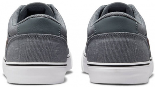 Кросівки Nike DM3513-002 р.46 сірий