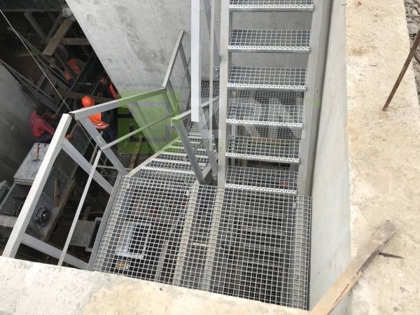 Ступень оцинкованная 700х240 мм