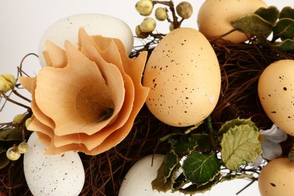 Венок из яиц и цветочков WJ19012