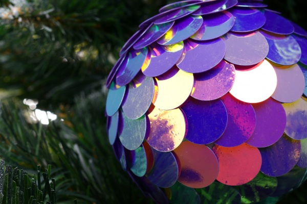 Ялинкова іграшка у формі кулі з паєтками 10 см в асортименті CAA125170 