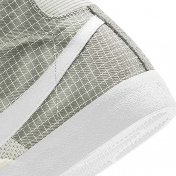 Кросівки Nike Blazer Mid '77 Patch DD1162-001 р.US 10,5 сірий